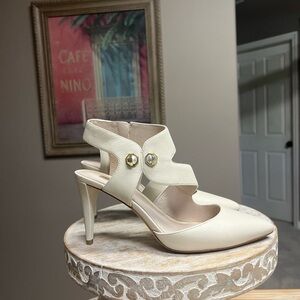 Louise et Cie “Lo Jara” Cream Leather Pointed-Toe Heels 8M